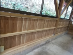 ヒノキ土台とスギの腰板壁