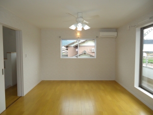 白い壁紙の部屋