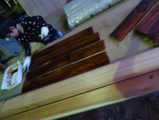 玄関小上がり板の柿渋塗り