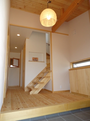 吹き抜け斜め天井の玄関ホール1