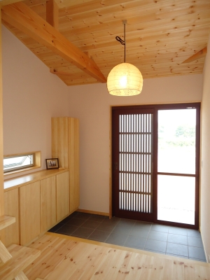 吹き抜け斜め天井の玄関ホール2