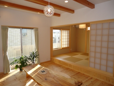 リビングと小上がりの和室