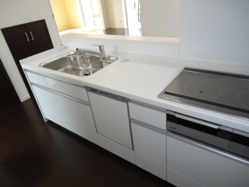 白のシステムキッチン