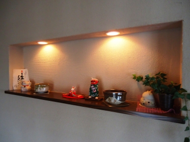 照明付きのニッチカウンター