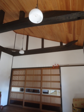 梁丸太の見える吹き抜けの玄関ホール