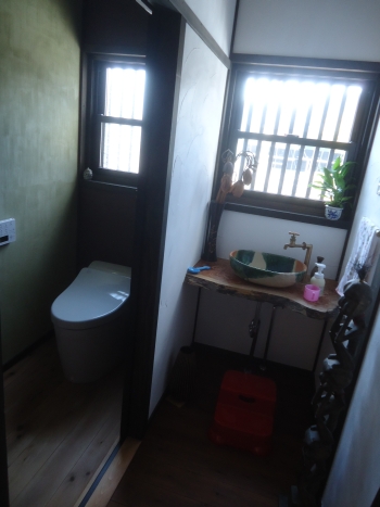 トイレと廊下の手洗い鉢