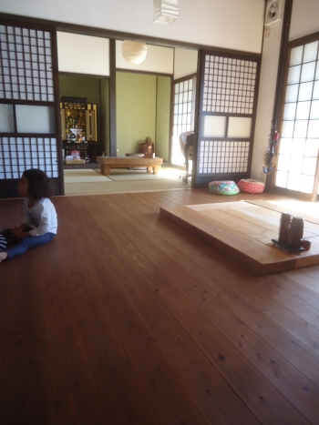 柿渋を塗った無垢の床