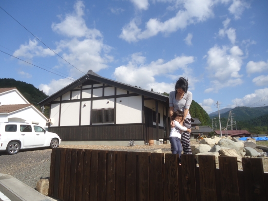 古民家風の家で奥さんとお子さん