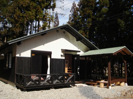 白と黒の小さな平屋の家