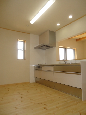 白のシステムキッチン