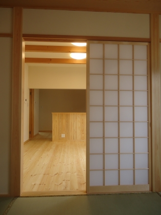 和室からリビングを見る