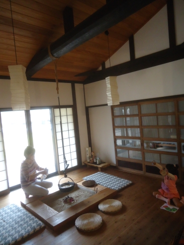 居間で奥様とお子さん