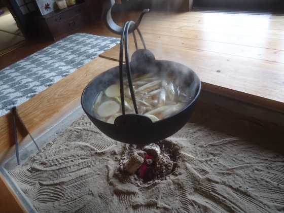 囲炉裏でだいこん汁を作る