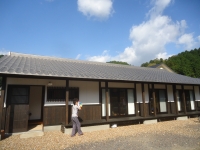 外縁側のある平屋の家