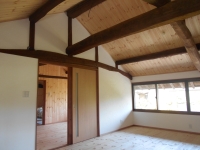 梁の見える部屋
