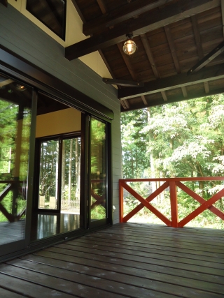 屋根付のウッドデッキ