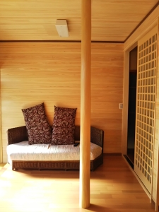 板張り壁のリビング