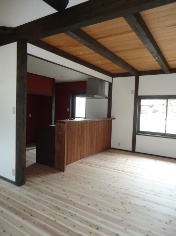 梁見せ天井のダイニングキッチン