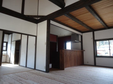 黒い柱と白漆喰の空間