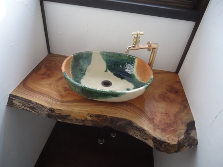 アンティーク水栓と手洗い鉢（織部焼）