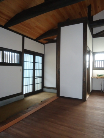 梁の見える土間玄関