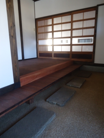 土間玄関の沓脱石と小上がり