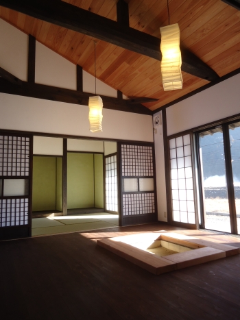 吹き抜け斜め天井の居間