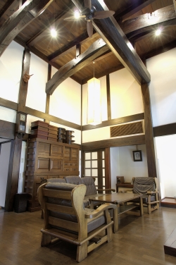 梁の見える吹き抜け天井の居間