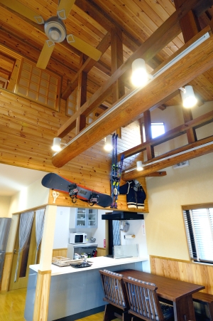 梁の見える吹き抜けリビング