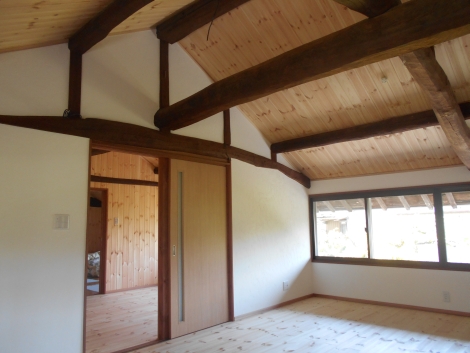 梁が見える部屋